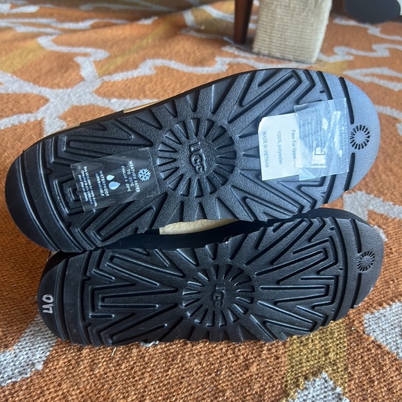 Ugg classic clear mini boot natural/black size 8 NWT - Picture 5 of 12